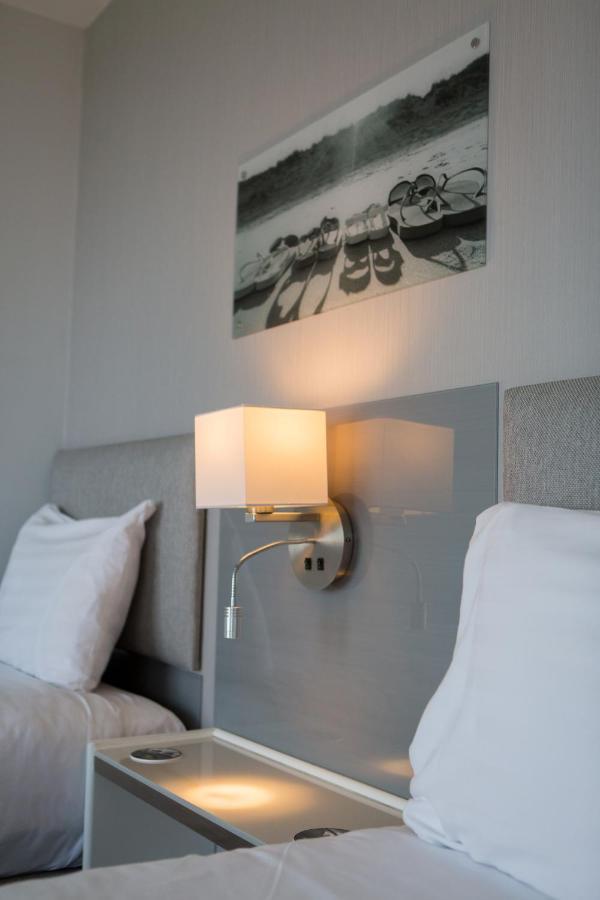 Allseasons Hotel โลเวสทอฟต์ ภายนอก รูปภาพ